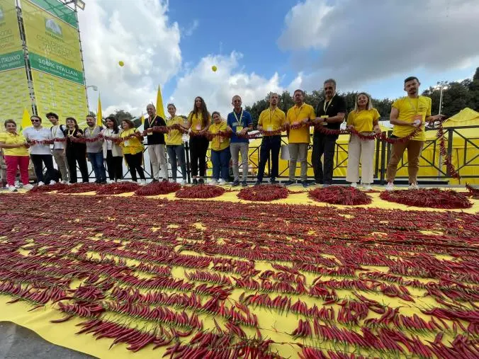 Collana di peperoncino da 530 metri: il record Coldiretti Calabria all'evento di Roma (FOTO) images Collana di peperoncino da 530 metri: il record Coldiretti Calabria all'evento di Roma (FOTO)