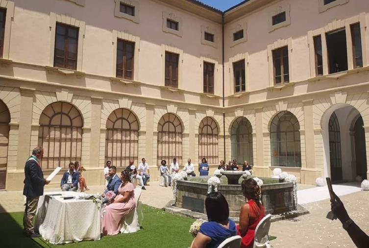 Le regole sui matrimoni: all'aperto nessun limite agli invitati, al chiuso massimo 4 al tavolo se non conviventi images Le regole sui matrimoni: all'aperto nessun limite agli invitati, al chiuso massimo 4 al tavolo se non conviventi