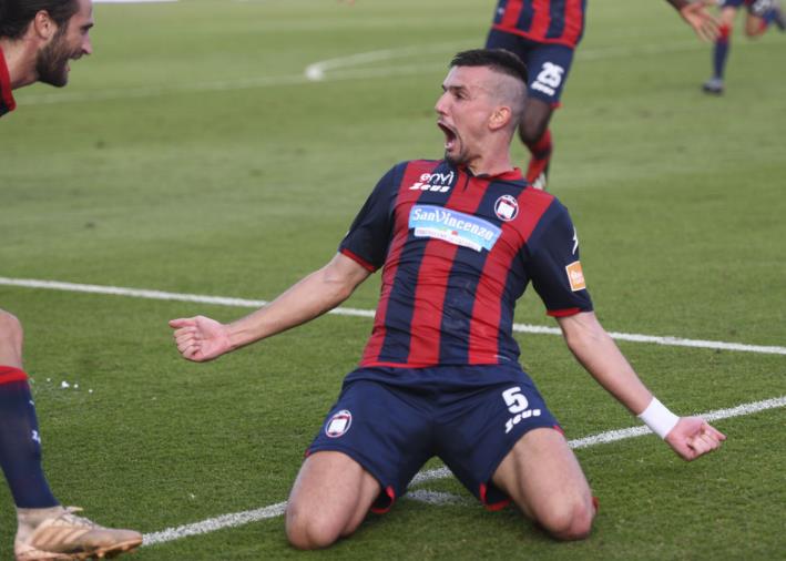 Crotone, Golemic: “Che bello essere tornati ad allenarci insieme” images Crotone, Golemic: “Che bello essere tornati ad allenarci insieme”
