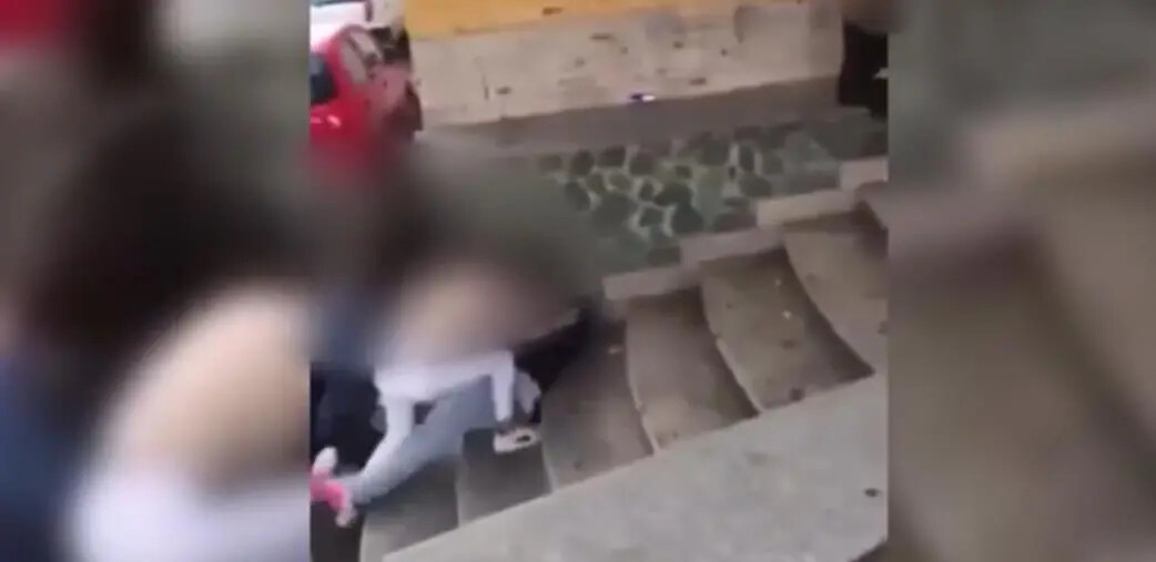 Vibo, tre ragazze picchiano una coetanea: il video postato sui social con sottofondo rap images Vibo, tre ragazze picchiano una coetanea: il video postato sui social con sottofondo rap