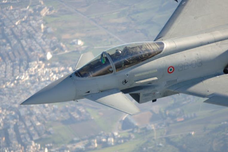 images Scie nei cieli calabresi. Stazione meteo S. Elia: "Addestramento dell'aeronautica militare"