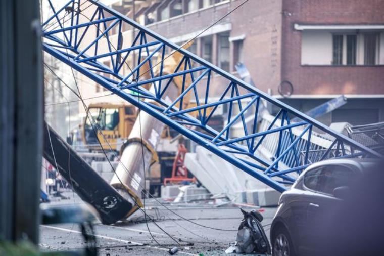 images Crolla una gru di 12 metri in cantiere, tragedia sfiorata a Crotone