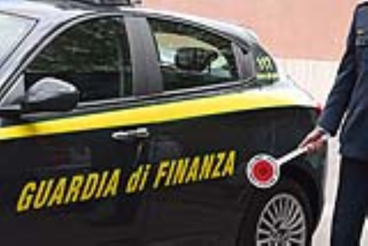 images Crotone, nascondeva nello scooter reperti archeologici e droga: 28enne arrestato 