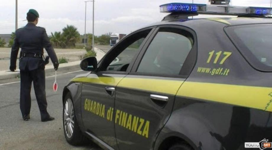 images Coronavirus. Semplici detergenti venduti per dispositivi medici: interrotto il traffico di 5mila flaconi a Catania