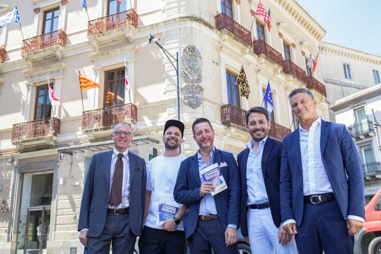 images Arte, Le “Bandiere sbagliate” di Sirelli fino al 30 settembre sul palazzo della Camera di Commercio di Catanzaro