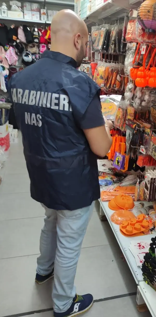 images Carabinieri del Nas di Reggio Calabria sequestrano giocattoli, maschere e decorazioni pericolose per i bambini