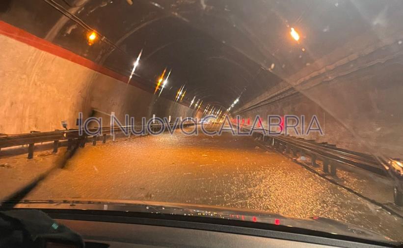 images Allarme maltempo sulla costa Catanzarese: anche nella galleria di Copanello allagamenti (FOTO)