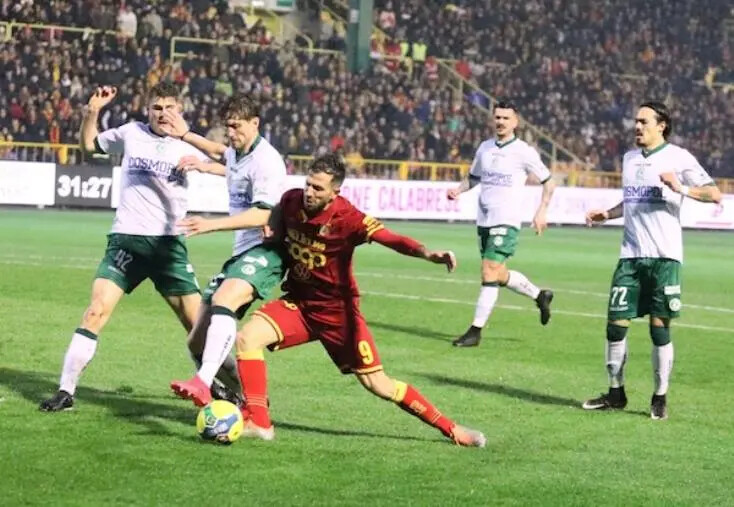 images Serie C, il posticipo tra Crotone e Catanzaro si giocherà con il lutto al braccio