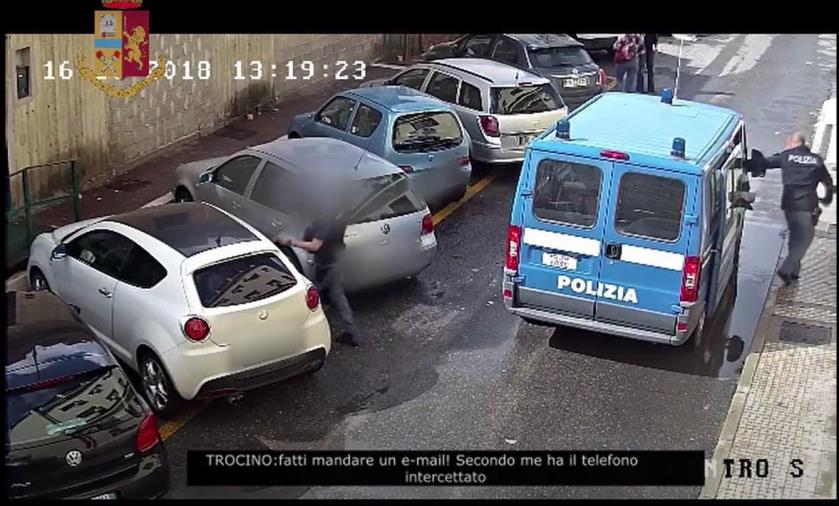 images "Ikaros". La spregiudicatezza dell'avvocato e la preoccupazione dell'agente di polizia dell'ufficio Immigrazioni di essere scoperto