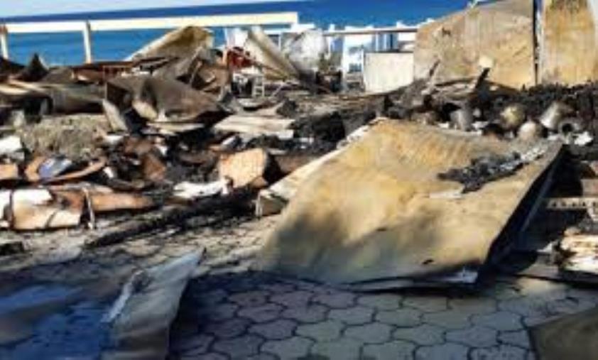 images Un incendio nella notte distrugge uno stabilimento balneare a Cetraro. Indagano i carabinieri di Paola