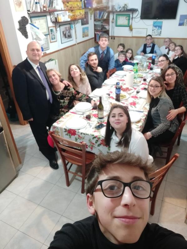 "La nostra quarantena con 15 figli". La famiglia Anania di Catanzaro racconta la sua quotidianità ai tempi del Coronavirus images "La nostra quarantena con 15 figli". La famiglia Anania di Catanzaro racconta la sua quotidianità ai tempi del Coronavirus