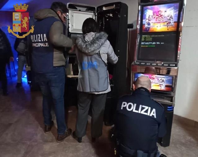 images Vibo, locale abusivo somministrava alimenti e gestiva una sala slot clandestina 