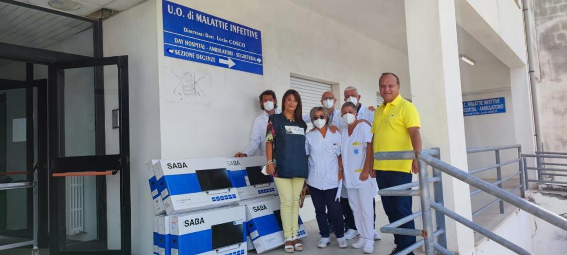 L’associazione di volontariato “Padre Pio” di Catanzaro dona 10 televisori al reparto Covid dell'ospedale Pugliese images L’associazione di volontariato “Padre Pio” di Catanzaro dona 10 televisori al reparto Covid dell'ospedale Pugliese