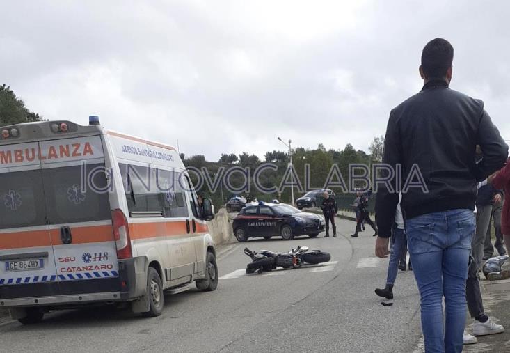 images Sellia Marina, perde il controllo della moto e impatta contro le auto: grave un giovane