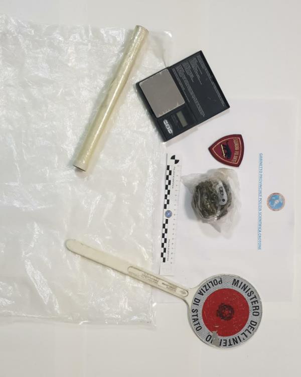 Crotone. Trovato con droga in auto e a casa: scatta il divieto di dimora in città  images Crotone. Trovato con droga in auto e a casa: scatta il divieto di dimora in città