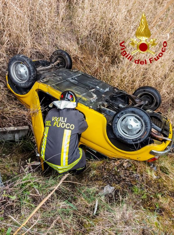 images Tragedia nel Cosentino, finisce in un fossato con l'auto: morto il conducente