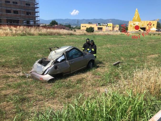 images Rende, perde il controllo dell'auto e si ribalta 
