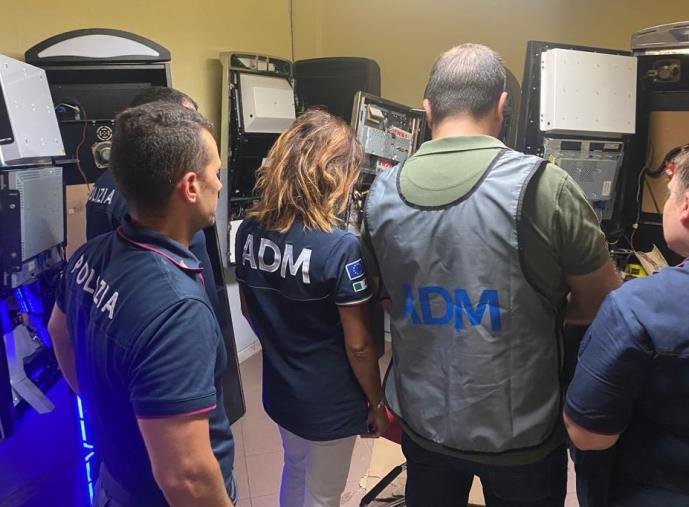 images Gioia Tauro, si giocava alle slot machine "senza licenza": sequestrate le apparecchiature