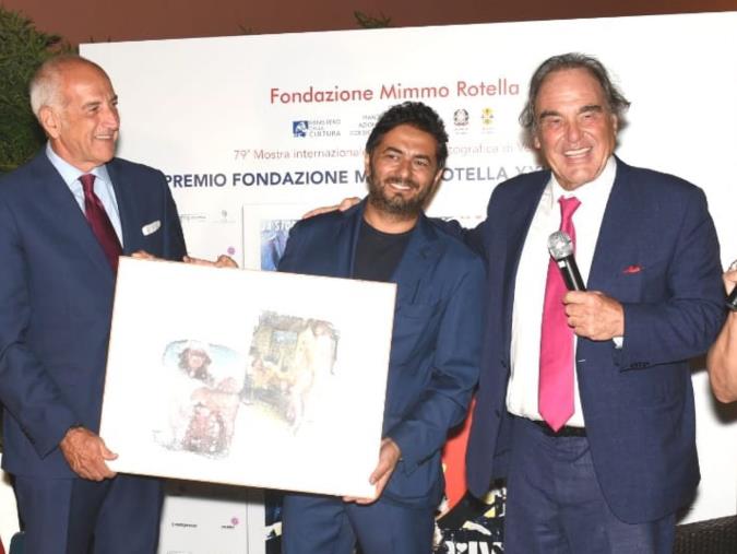 images Venezia, il Premio Fondazione Mimmo Rotella a Oliver Stone per il documentario “Nuclear”