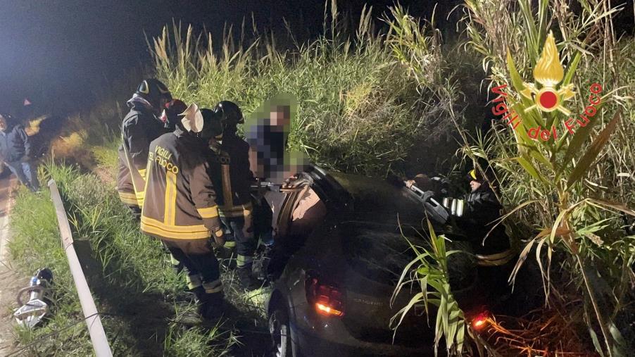 Un'auto con a bordo due donne e un bambino finisce in un fossato sulla strada fra Girifalco e Squillace images Un'auto con a bordo due donne e un bambino finisce in un fossato sulla strada fra Girifalco e Squillace