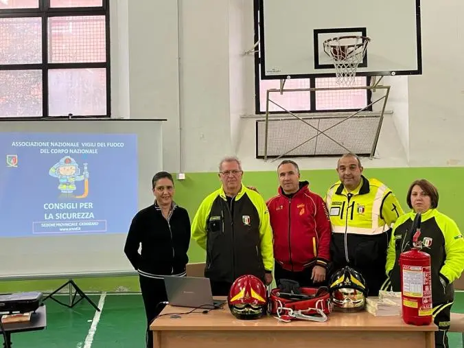 images Catanzaro, “Sicurezza a 360°": l'Istituto 'De Nobili" incontra l’Associazione nazionale vigili del fuoco 