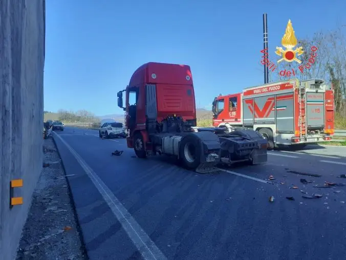 Scontro mortale sull'A2 tra Altilia Grimaldi e Rogliano: una vittima e un ferito grave images Scontro mortale sull'A2 tra Altilia Grimaldi e Rogliano: una vittima e un ferito grave