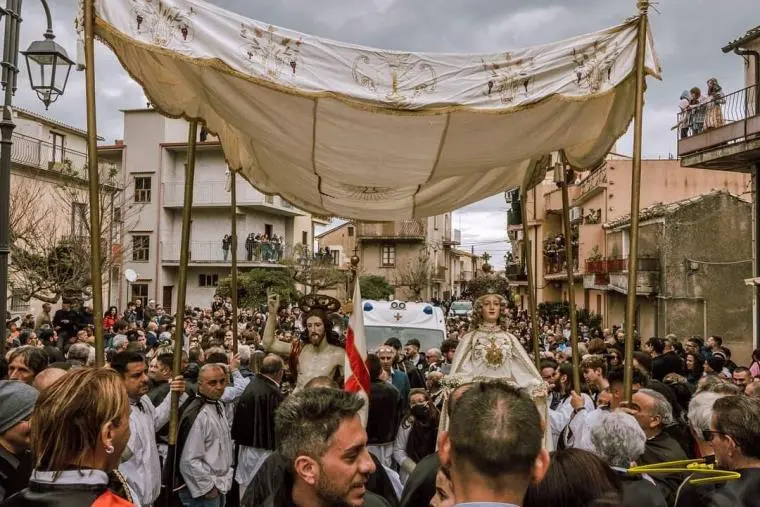Badolato, donna colta da un malore durante la Cunfrunta images Badolato, donna colta da un malore durante la Cunfrunta