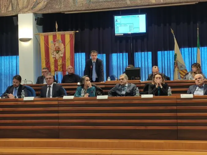 Catanzaro, nuovo perimetro in Consiglio: l'anatra zoppa trova la stampella dei 'responsabili'  images Catanzaro, nuovo perimetro in Consiglio: l'anatra zoppa trova la stampella dei 'responsabili'
