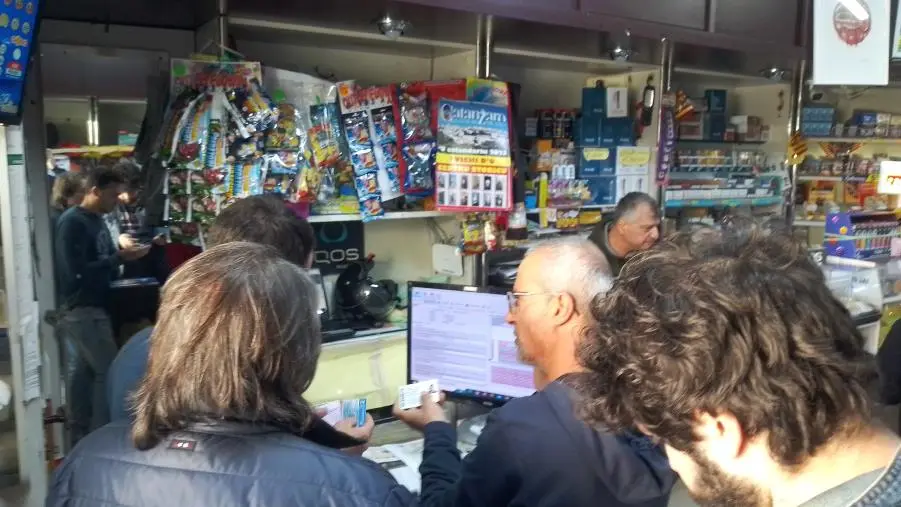 Anche a Catanzaro è febbre EuroDerby Milan-Inter: gente in fila per un biglietto images Anche a Catanzaro è febbre EuroDerby Milan-Inter: gente in fila per un biglietto