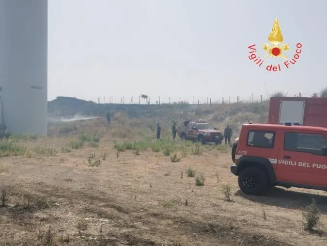 images Incendio nei pressi della centrale Edison: vigili del fuoco all'opera nel Catanzarese 