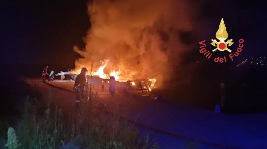 In fiamme un'imbarcazione ormeggiata a Badolato images In fiamme un'imbarcazione ormeggiata a Badolato