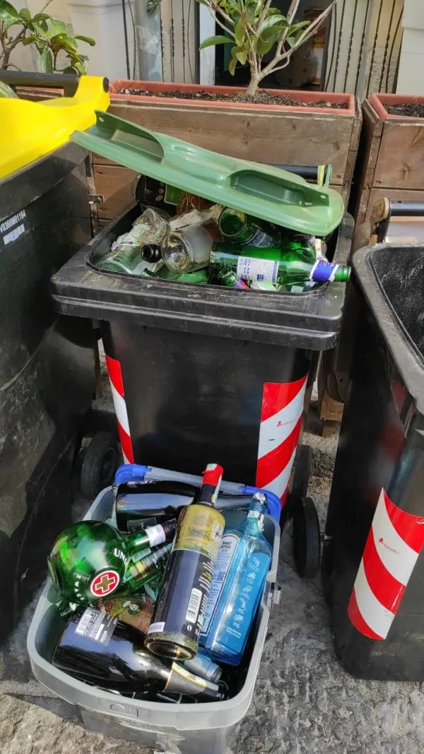 L'altra faccia della Notte Piccante: esercenti senza acqua e bidoni stracolmi di vetro images L'altra faccia della Notte Piccante: esercenti senza acqua e bidoni stracolmi di vetro