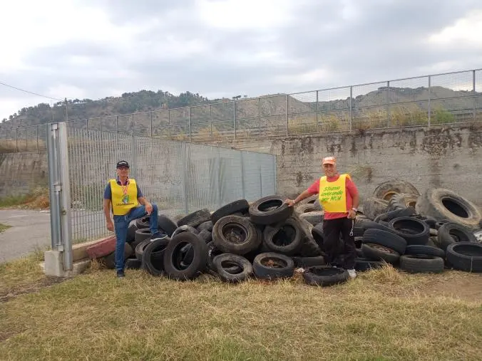 images "La Rete" di Squillace e Legambiente di Stalettì recuperano gli pneumatici usati