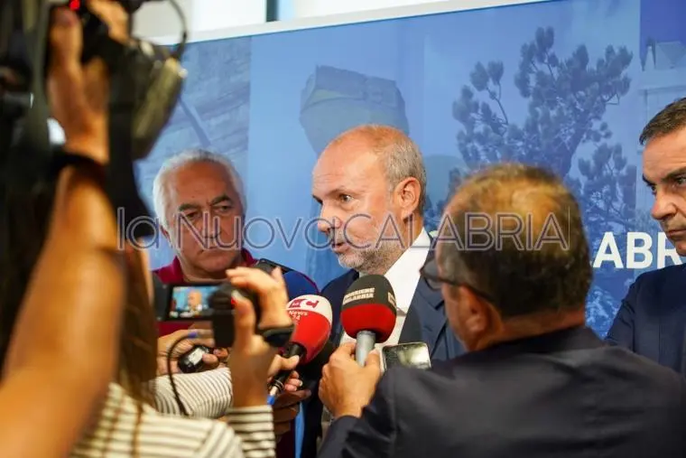 images Il ministro Schillaci: "La sanità calabrese sulla strada giusta". Non esclusa l'uscita dal piano di rientro