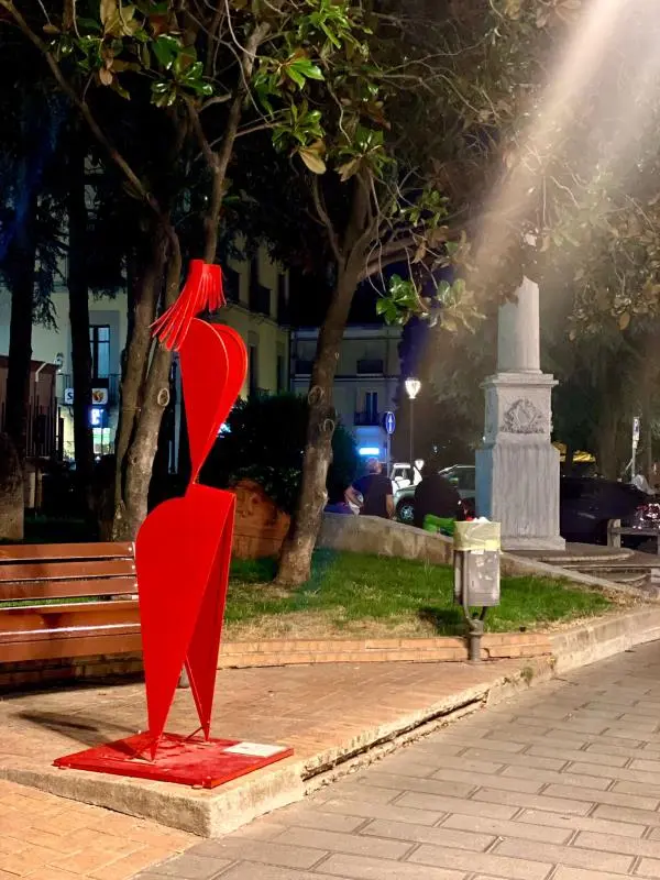 Catanzaro, installata 'Donna Rossa': la nuova opera di Nuccio Loreti images Catanzaro, installata 'Donna Rossa': la nuova opera di Nuccio Loreti