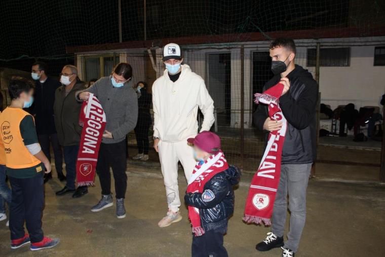 images Reggio Calabria, i ragazzi di Archi incontrano i giocatori della Reggina 1914: donati palloni e firmati autografi  