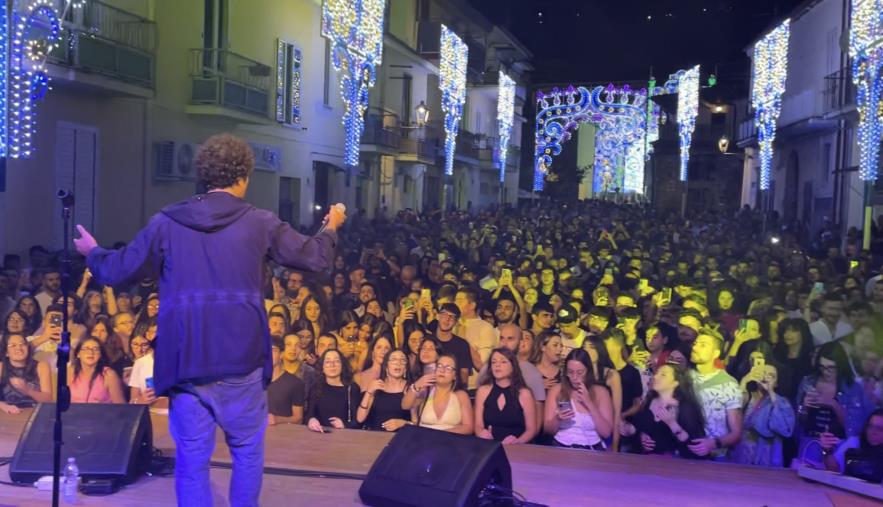 San Pietro Magisano, al LuceFest la musica di Eman infiamma la piazza (VIDEO) images San Pietro Magisano, al LuceFest la musica di Eman infiamma la piazza (VIDEO)