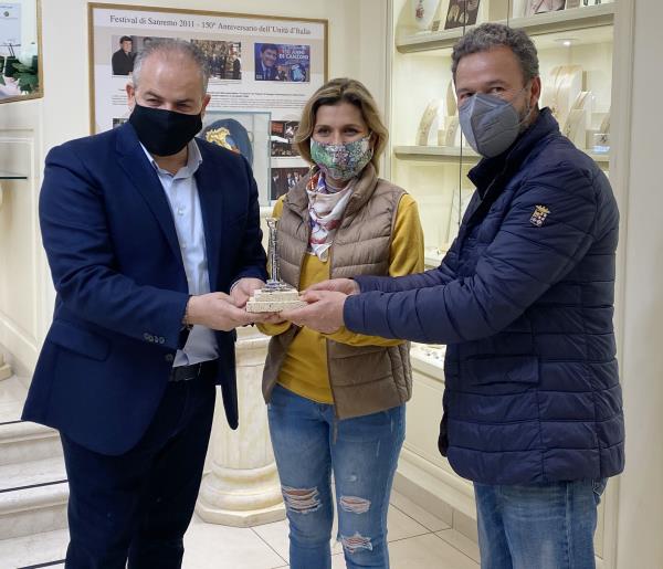 Il maestro orafo Affidato accoglie a Crotone la famiglia Irigoyen in giro per il mondo  "esportando" messaggi di pace  images Il maestro orafo Affidato accoglie a Crotone la famiglia Irigoyen in giro per il mondo  "esportando" messaggi di pace
