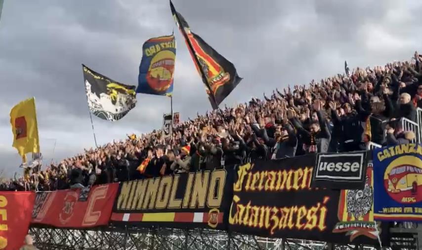 Latina-Catanzaro, striscioni bipartisan in ricordo di Mimmolino (VIDEO) images Latina-Catanzaro, striscioni bipartisan in ricordo di Mimmolino (VIDEO)