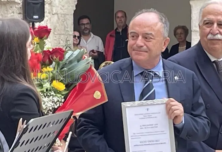 Commozione a Catanzaro per il saluto a Gratteri: "Il solco è tracciato, ai calabresi un po' più di fiducia" images Commozione a Catanzaro per il saluto a Gratteri: "Il solco è tracciato, ai calabresi un po' più di fiducia"