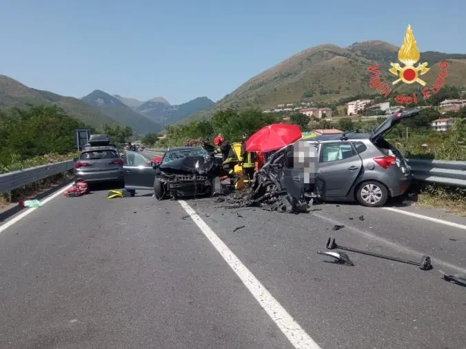 Incidente sulla Ss 18 "Tirrena Inferiore" nel Cosentino: muore una donna images Incidente sulla Ss 18 "Tirrena Inferiore" nel Cosentino: muore una donna