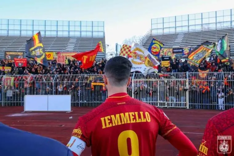 images I 1500 ospiti giallorossi al "Garilli" di Piacenza assiepati "in un settore fatiscente": la denuncia di un tifoso