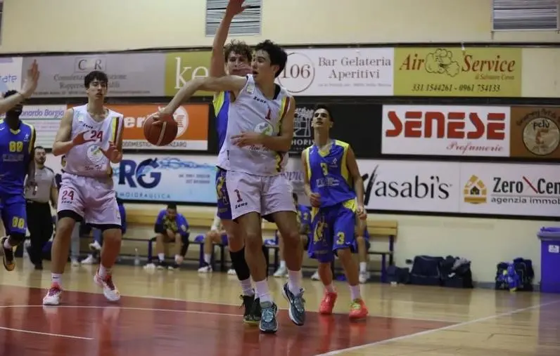 Rissa al PalaPulerà di Catanzaro durante il match col Giarre: il padre di un giocatore entra in campo e colpisce un avversario images Rissa al PalaPulerà di Catanzaro durante il match col Giarre: il padre di un giocatore entra in campo e colpisce un avversario