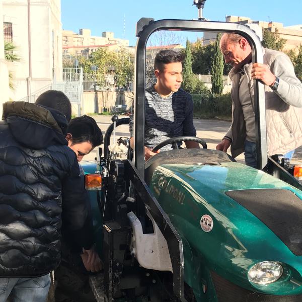 All'Istituto tecnico agrario di Catanzaro si impara a guidare il trattore  images All'Istituto tecnico agrario di Catanzaro si impara a guidare il trattore