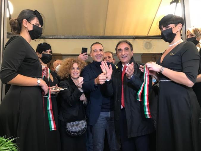 Riapre il caffè Imperiale a Catanzaro. Torna a scorrere il tempo per lo storico bar di Corso Mazzini (FOTO) images Riapre il caffè Imperiale a Catanzaro. Torna a scorrere il tempo per lo storico bar di Corso Mazzini (FOTO)