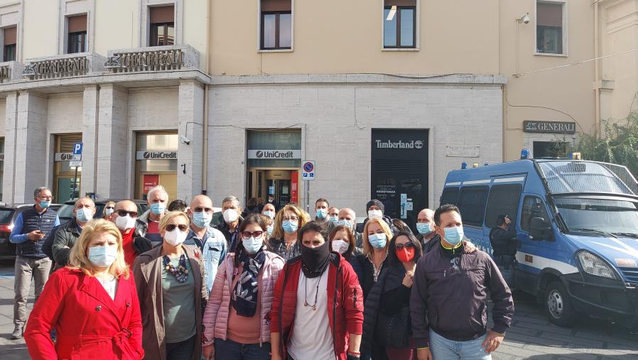 I tirocinanti in piazza: "Con un nuovo lockdown saremo mandati a casa senza indennità" (VIDEO) images I tirocinanti in piazza: "Con un nuovo lockdown saremo mandati a casa senza indennità" (VIDEO)