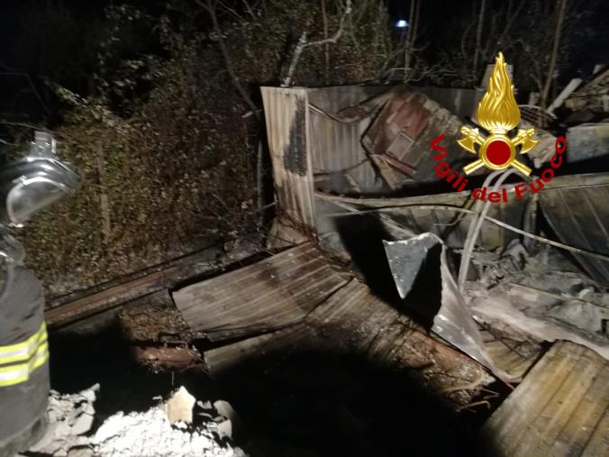 Castrovillari. Incendio in un magazzino: intossicato un operaio  images Castrovillari. Incendio in un magazzino: intossicato un operaio