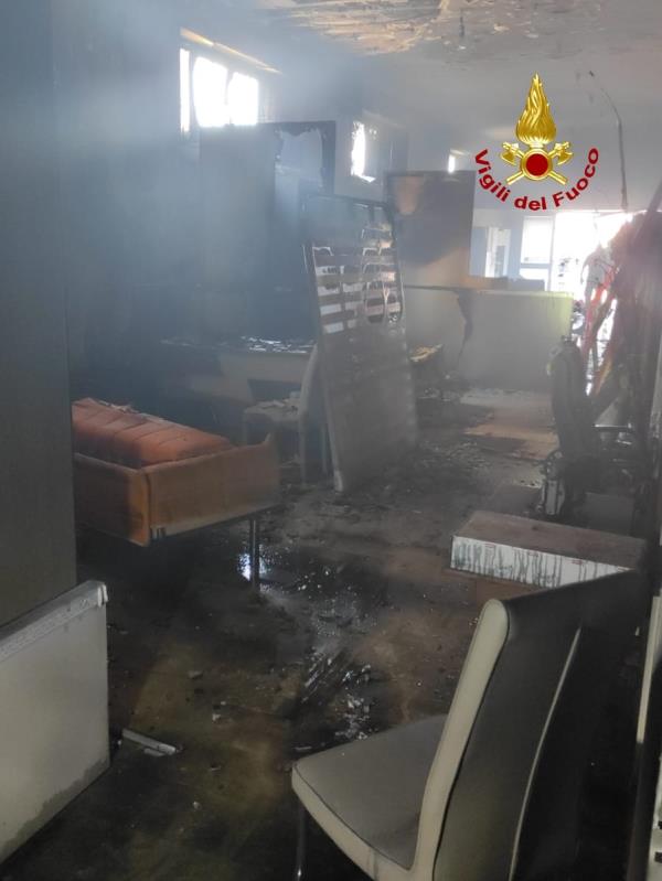 Girifalco. Le fiamme divampano in un'attività commerciale di arredamenti: negozio distrutto images Girifalco. Le fiamme divampano in un'attività commerciale di arredamenti: negozio distrutto