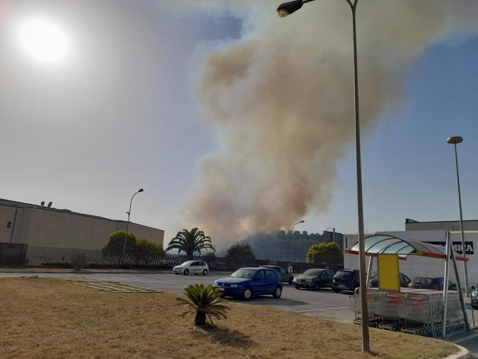 images In fiamme la montagna di fronte al Centro Commerciale "Due Mari"  