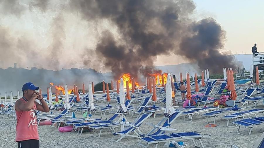 Emergenza incendi senza fine: a Montepaone le fiamme arrivano in spiaggia (VIDEO) images Emergenza incendi senza fine: a Montepaone le fiamme arrivano in spiaggia (VIDEO)